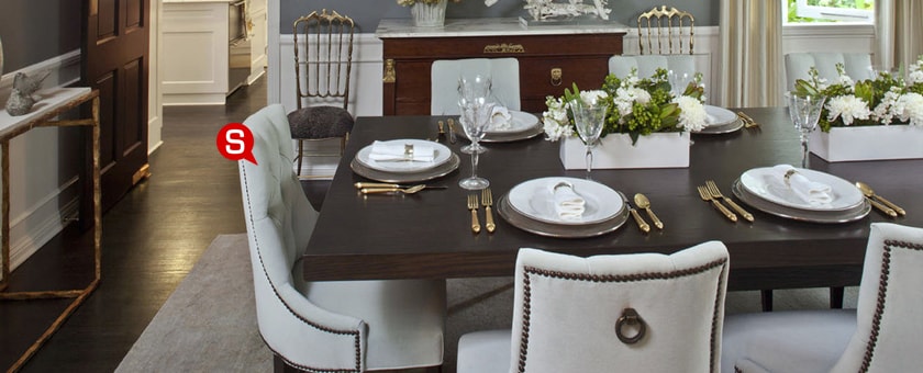  Gustowny salon w stylu glamour, z pięknie zastawionym stołem. Pikowane krzesła z kołatką wzbogacają całą aranżację.